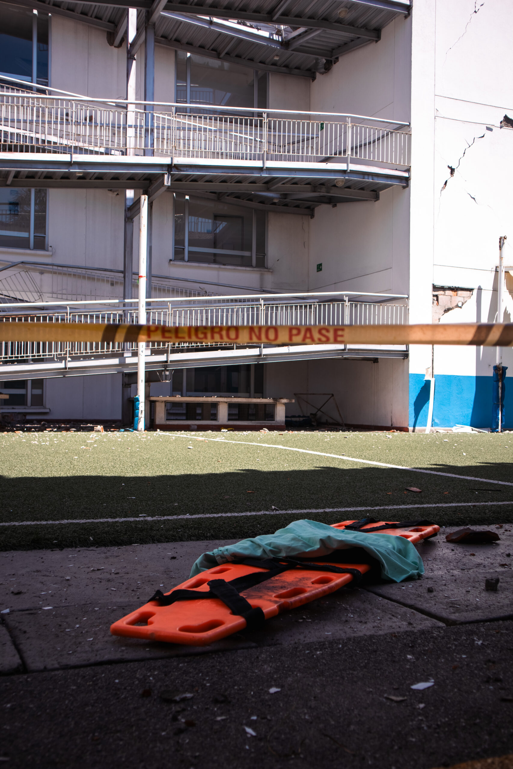 Daños estructurales en aulas y espacios de terapia tras el sismo