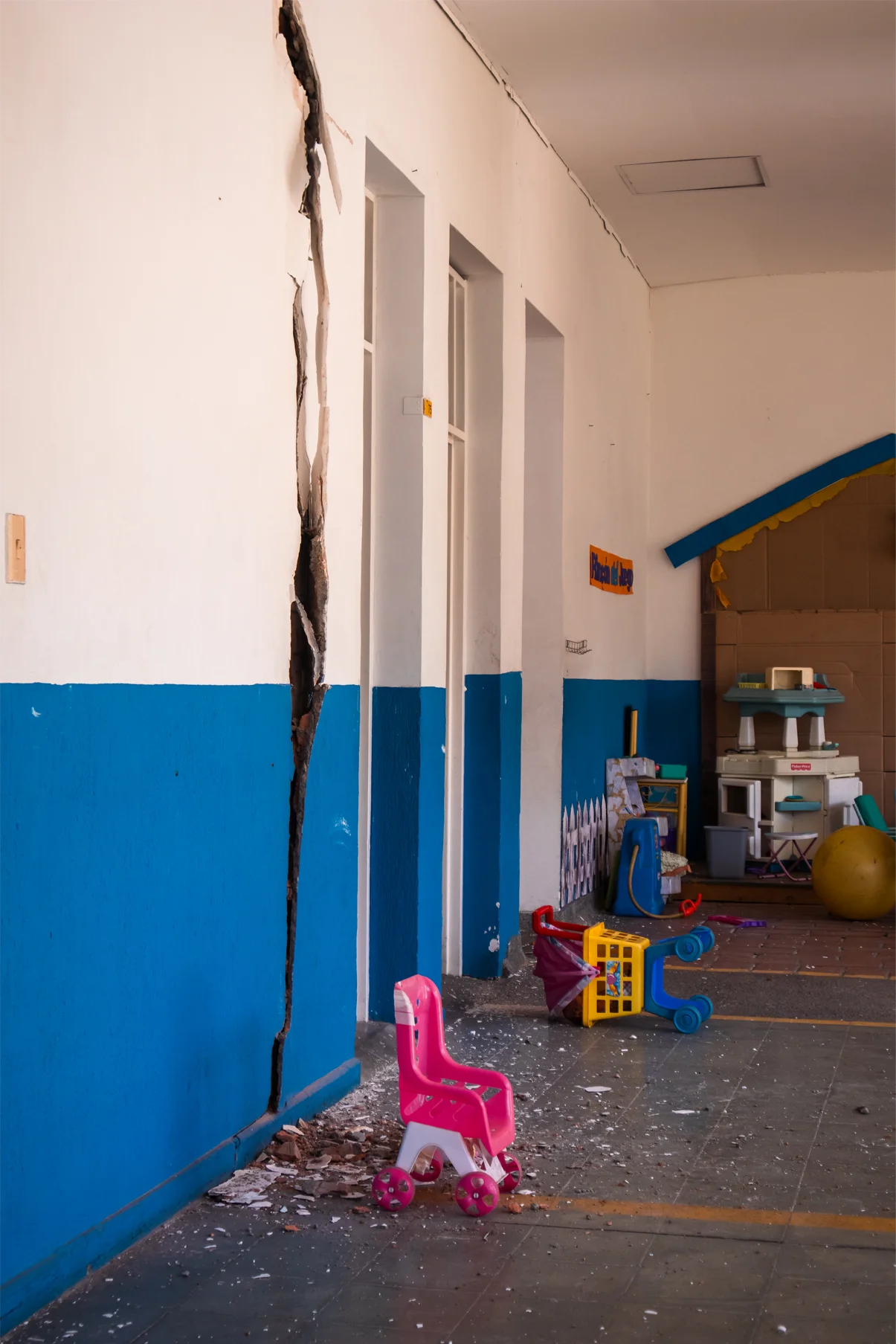 Daños estructurales en aulas y espacios de terapia tras el sismo